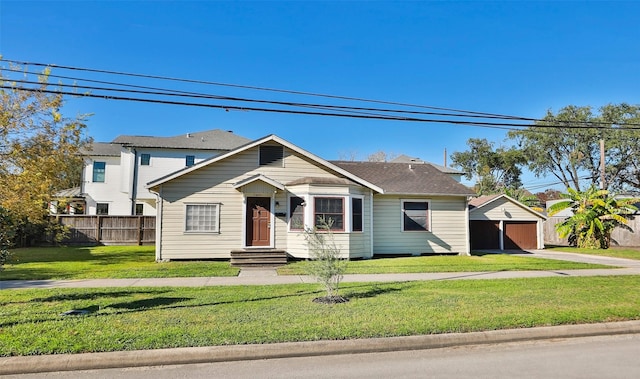 view of front facade featuring a front lawn