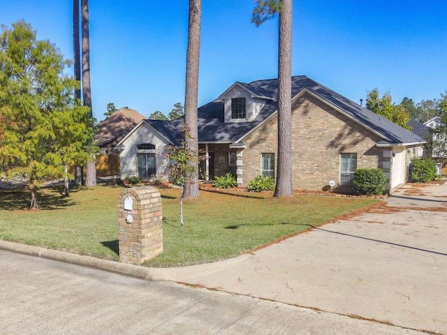 view of front of home featuring a front yard