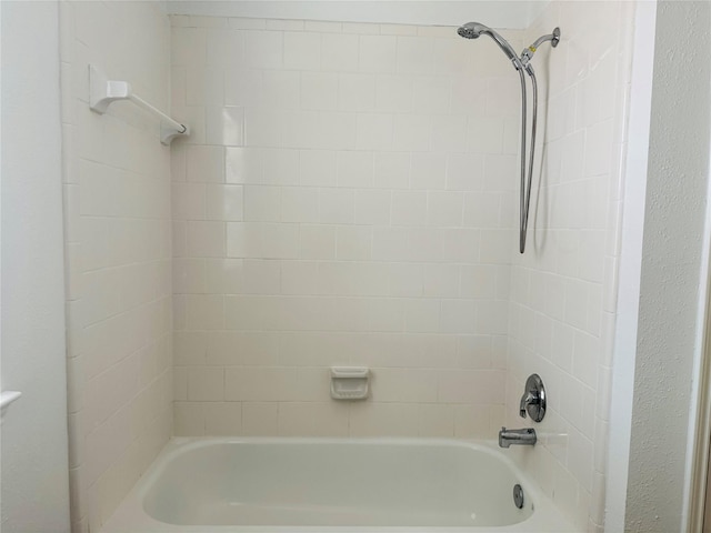 bathroom with tiled shower / bath combo