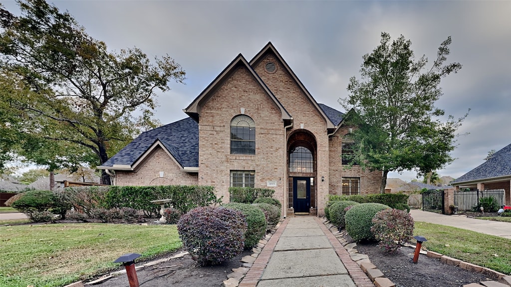 view of front of house with a front yard