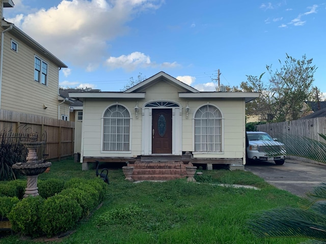 view of front of home featuring a front yard