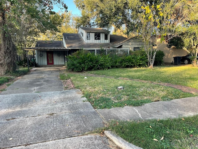 view of front of property featuring a front yard and a carport