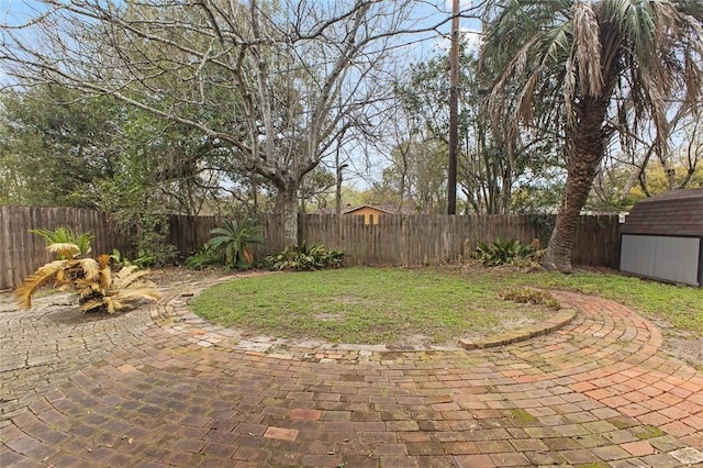 view of yard featuring a shed