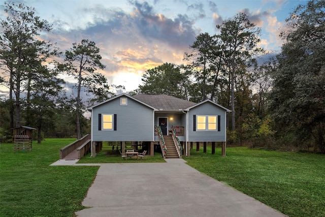 view of front of house featuring a yard