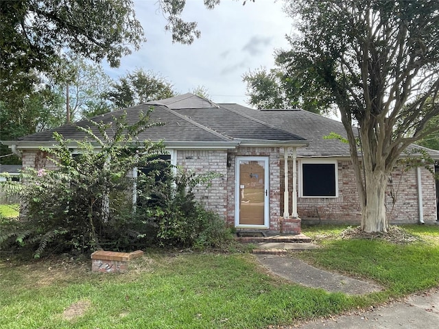 view of front of property featuring a front lawn