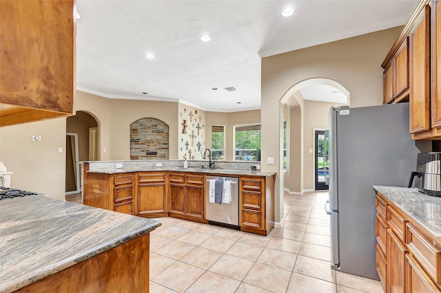 kitchen with sink, stainless steel appliances, kitchen peninsula, light tile patterned floors, and ornamental molding