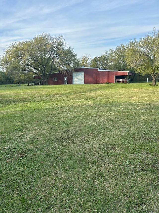 view of yard with an outbuilding