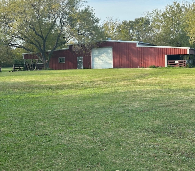 view of yard featuring an outdoor structure