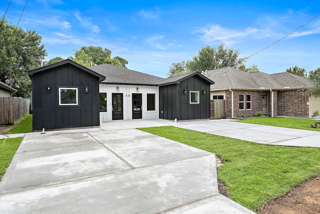 ranch-style home featuring a front yard