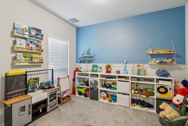 recreation room featuring carpet