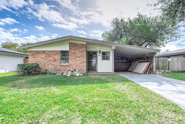 view of front of home featuring a carport and a front lawn