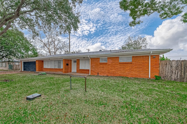 single story home with a front lawn