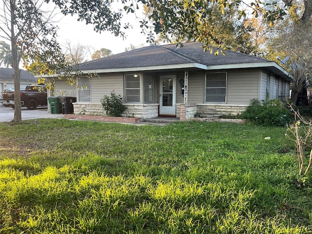 view of front of home featuring a front lawn