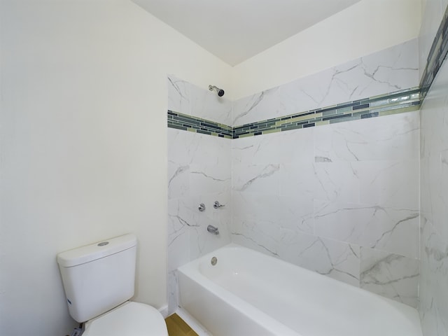 bathroom with tiled shower / bath and toilet