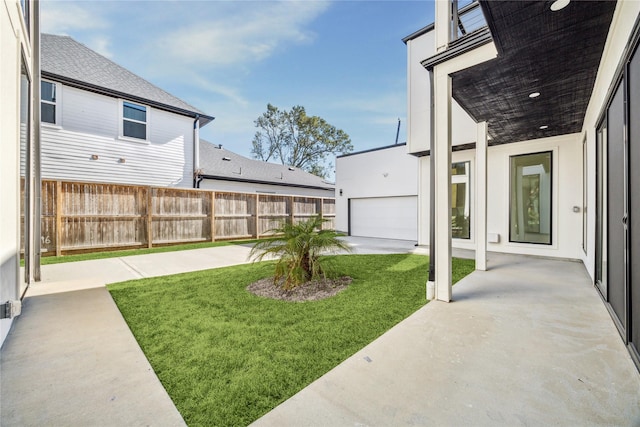 view of yard featuring a patio area