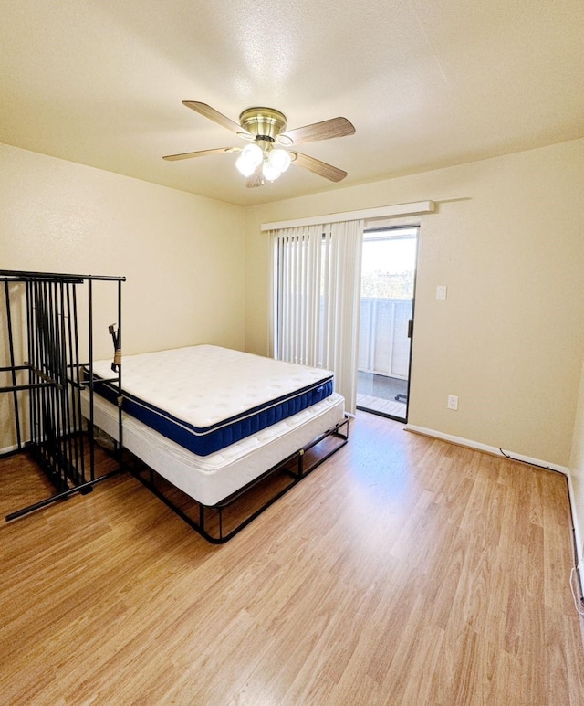 bedroom featuring a textured ceiling, light hardwood / wood-style floors, and ceiling fan