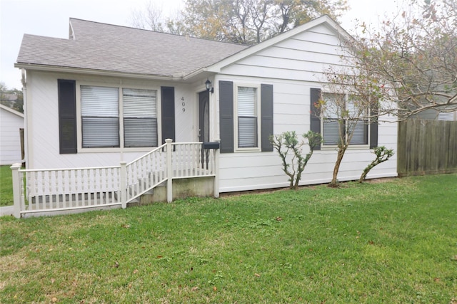 view of front of property featuring a front lawn