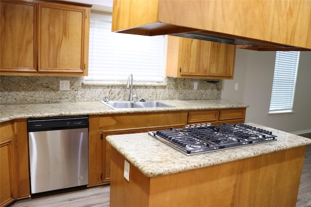 kitchen with stainless steel appliances, light hardwood / wood-style flooring, tasteful backsplash, and sink