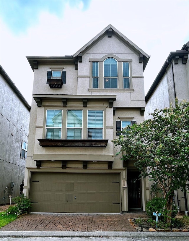 view of front facade featuring a garage