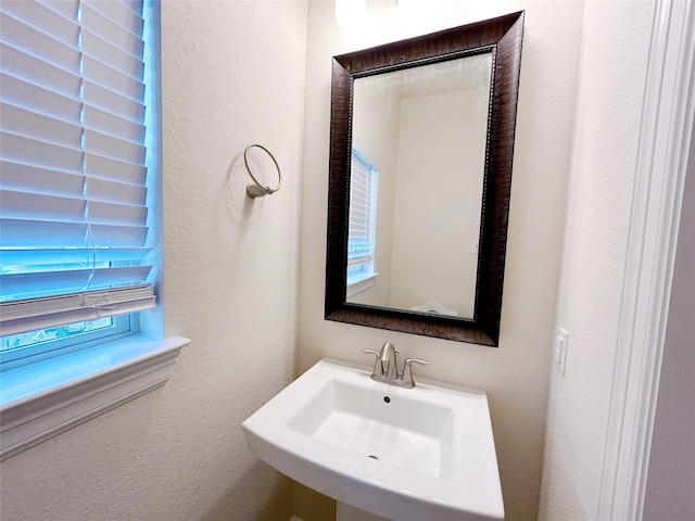 bathroom featuring sink