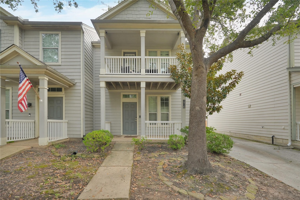 view of front of property featuring a balcony