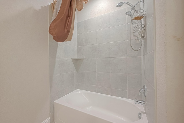 bathroom with tiled shower / bath combo