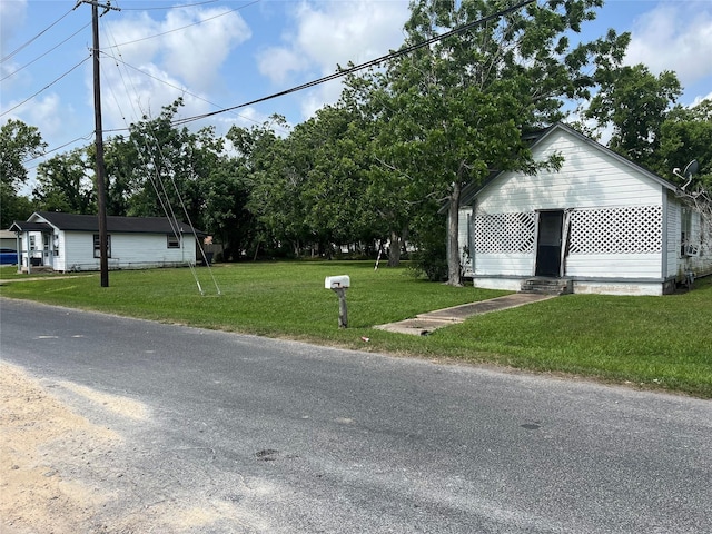 view of front of property featuring a front lawn