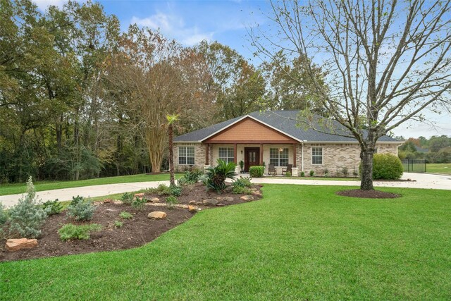 single story home with a front lawn