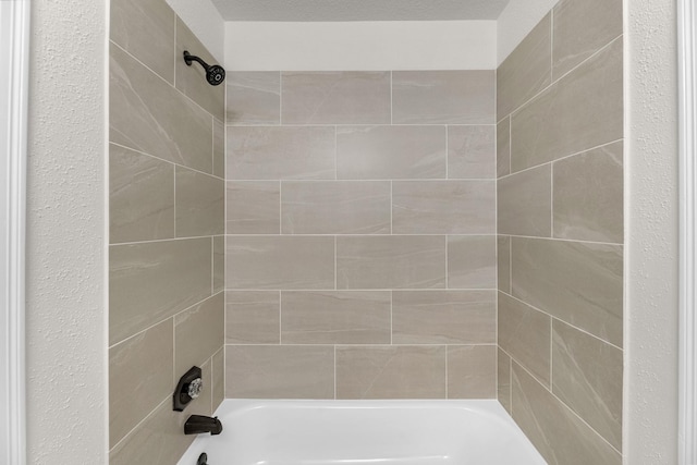 bathroom featuring tiled shower / bath combo