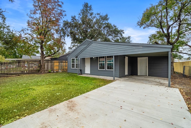 ranch-style house featuring a front lawn and a carport