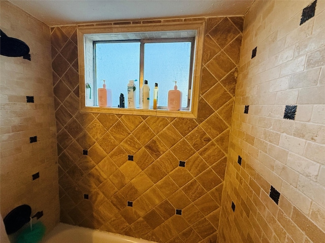 bathroom with tiled shower / bath