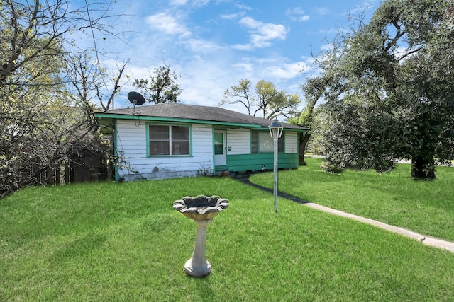 view of front facade with a front lawn