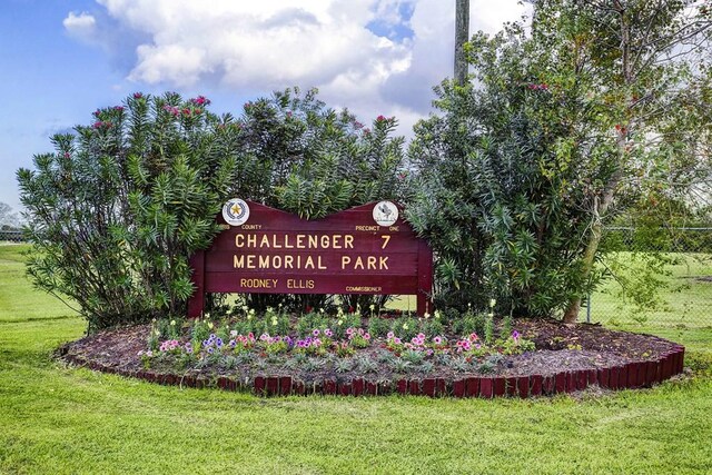 community sign with a lawn