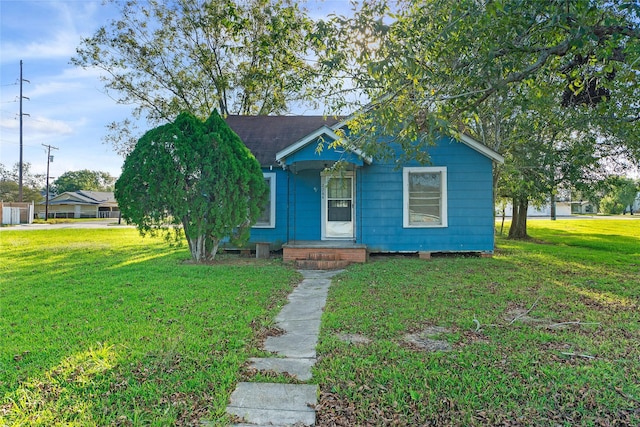 view of front of house with a front lawn