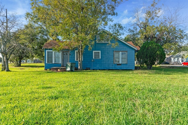 view of front of property featuring a front lawn