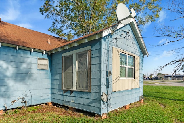 view of side of property featuring a yard