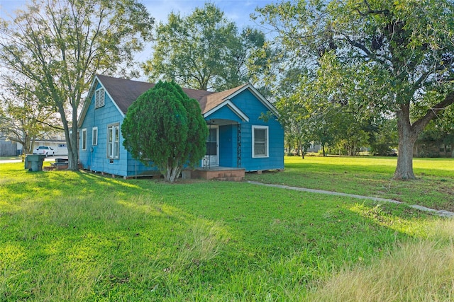 view of front of home featuring a front lawn