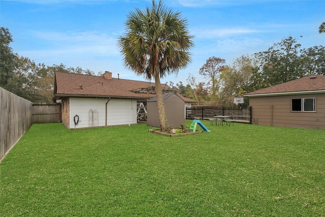 view of yard featuring a shed