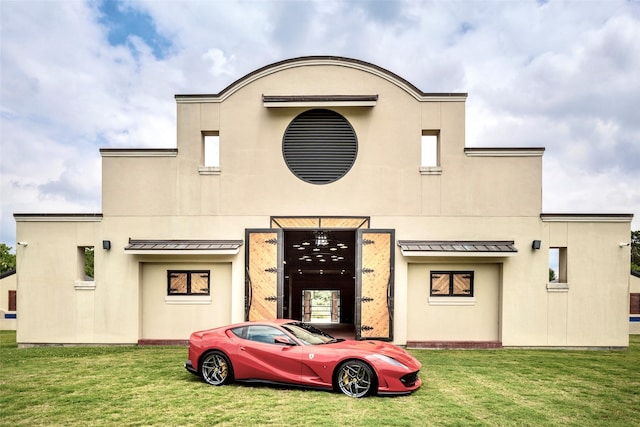 view of front facade featuring a front lawn