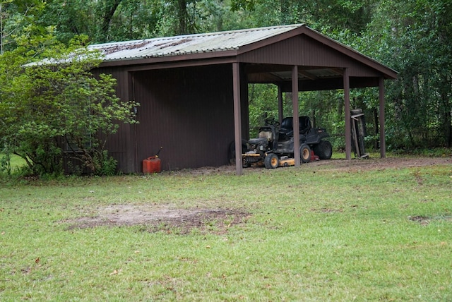 view of yard featuring an outdoor structure