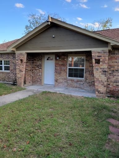 single story home featuring a front lawn