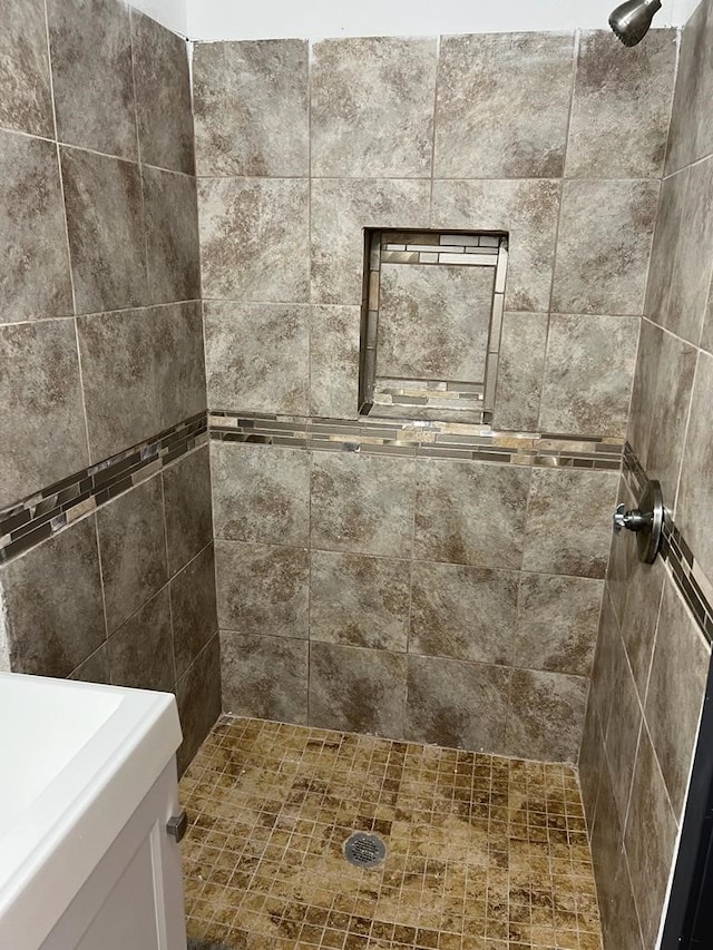 bathroom featuring tiled shower