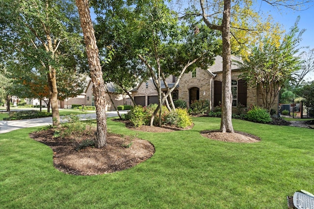 view of front of home featuring a front lawn