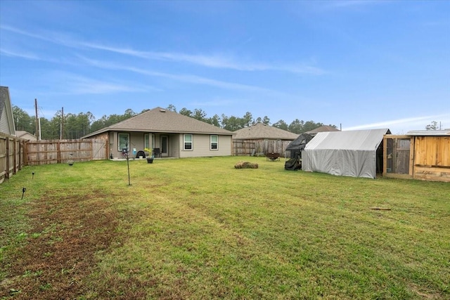 view of yard featuring an outbuilding