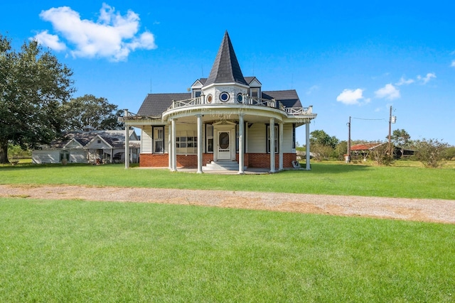 view of front facade featuring a porch and a front lawn