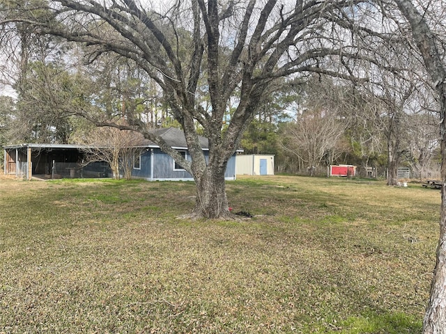 view of yard featuring an outdoor structure