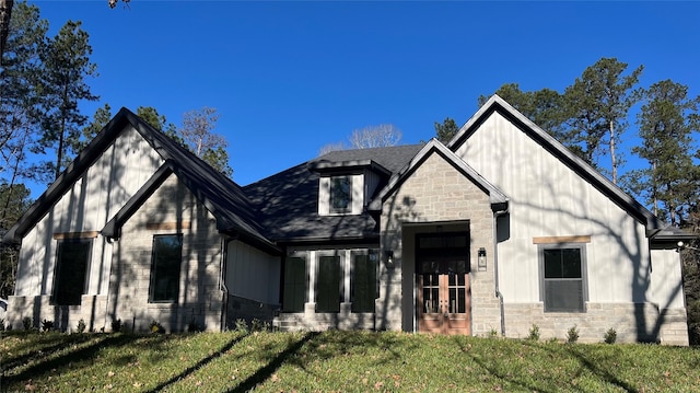 view of front of property with a front lawn