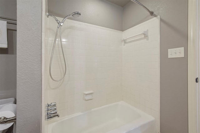 bathroom with tiled shower / bath