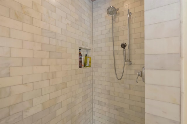 bathroom featuring a tile shower