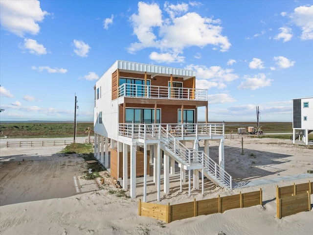 view of front of home featuring a balcony